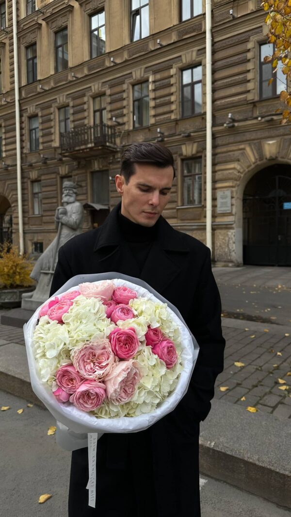 Букет «Vanilla Rose» с пионовидными розами и гортензиями