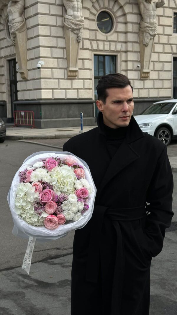 Букет «Снежные розы» с гортензиями и пионовидными розами