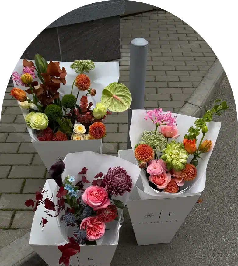 Три букета FlowersWill в фирменных пакетах для цветочной подписки