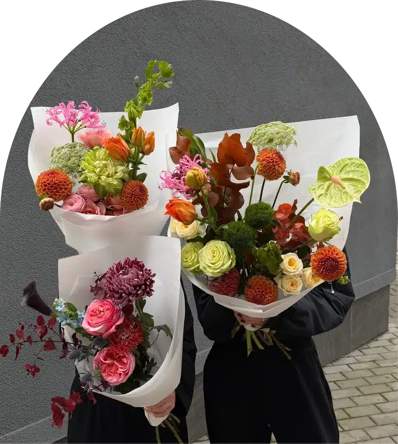 Три букета FlowersWill с розами, георгинами и антуриумом в руках