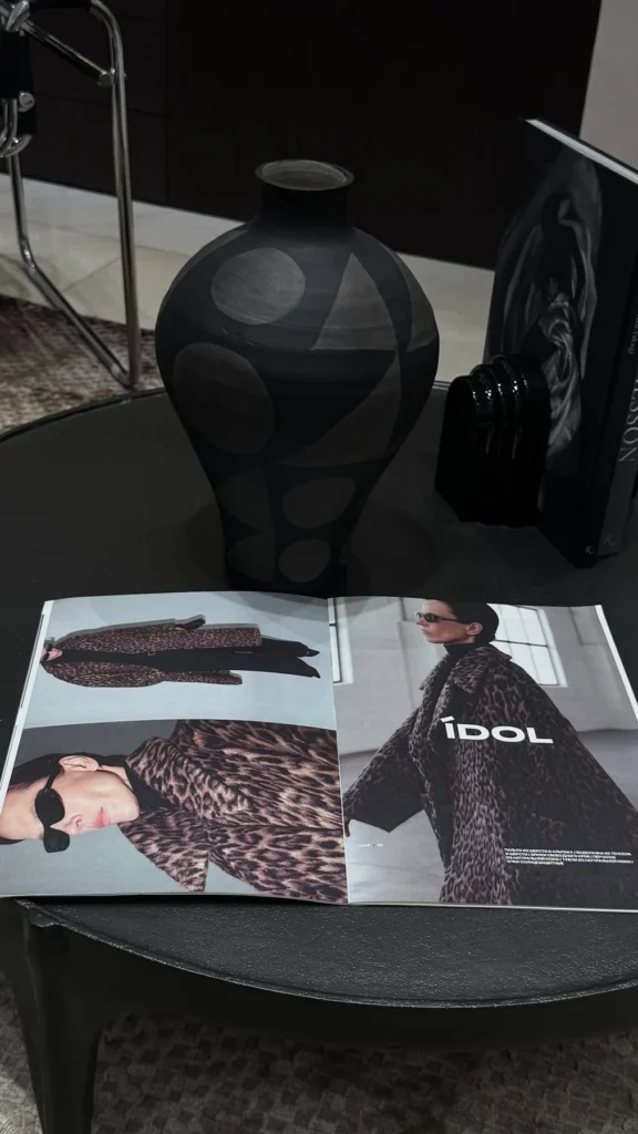 Разворот каталога новой коллекции IDOL в пространстве магазина